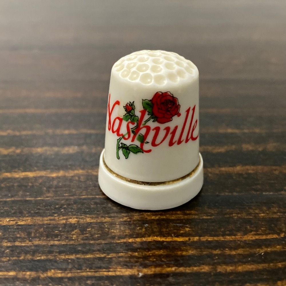 Vintage Nashville Tennessee Souvenir Porcelain Thimble Red Rose Gold‎ Trim